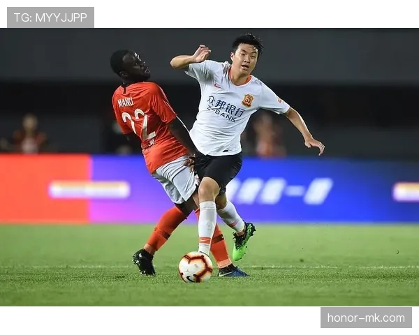 阿劳霍持续提升防守能力，助力球队稳固后防线表现稳健