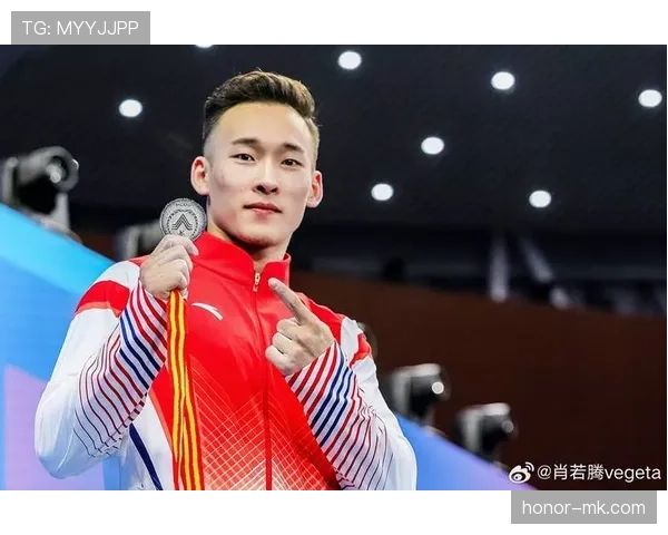 肖若腾训练完直接啃鸡腿，这自律和放纵的切换也太真实了